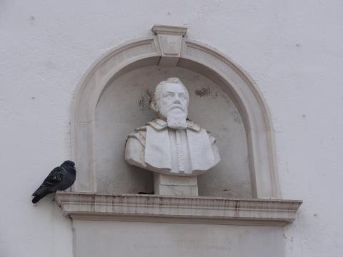 Santorijev doprsni kip na pročelju Armerije