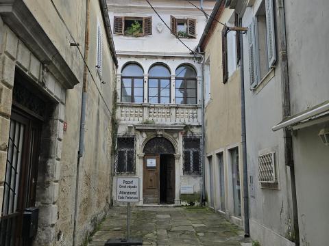 Palača Barbabianca ob Čevljarski ulici (foto: arhiv ZRS Koper)