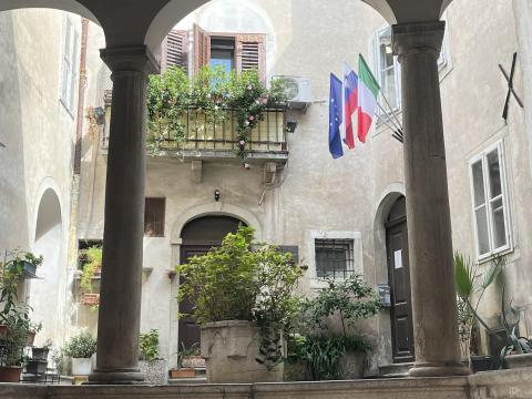 Atrij palače Carli z vodnjakom (foto: arhiv ZRS Koper)