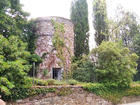 pogled na vrt in stolp