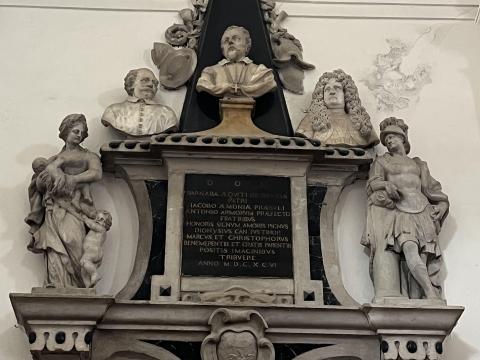 Spominska plošča družine Bruti v stolnici (foto: arhiv ZRS Koper)