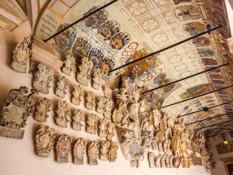 Palača Bo, atrijsko dvorišče z grbi. foto: Shutterstock